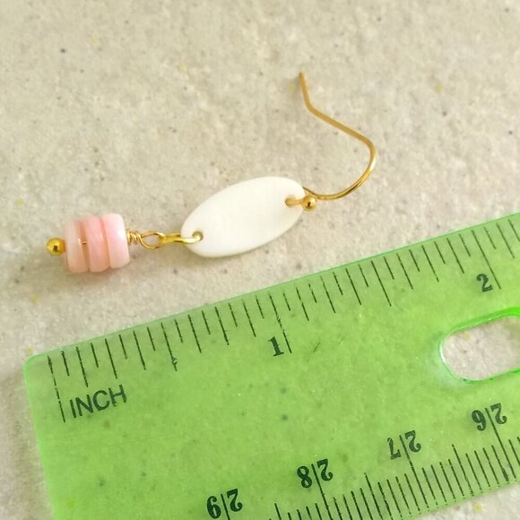 ๐๐๐ 3/$25!!! Lightweight! Pink White & Gold Mother of Pearl & Shell Earrings - Picture 5 of 6